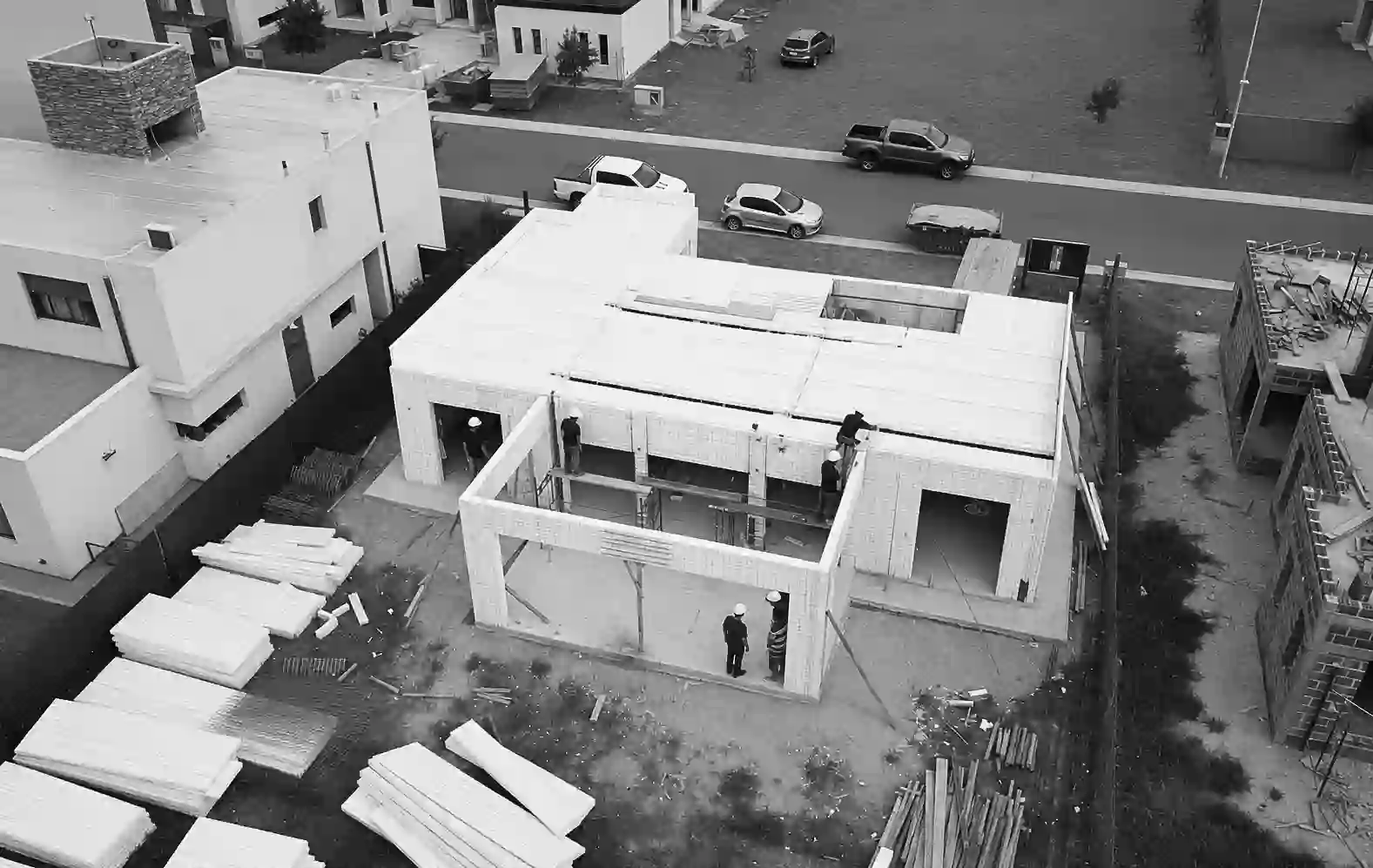 Vista aérea de una vivienda en construcción con paneles de EPS