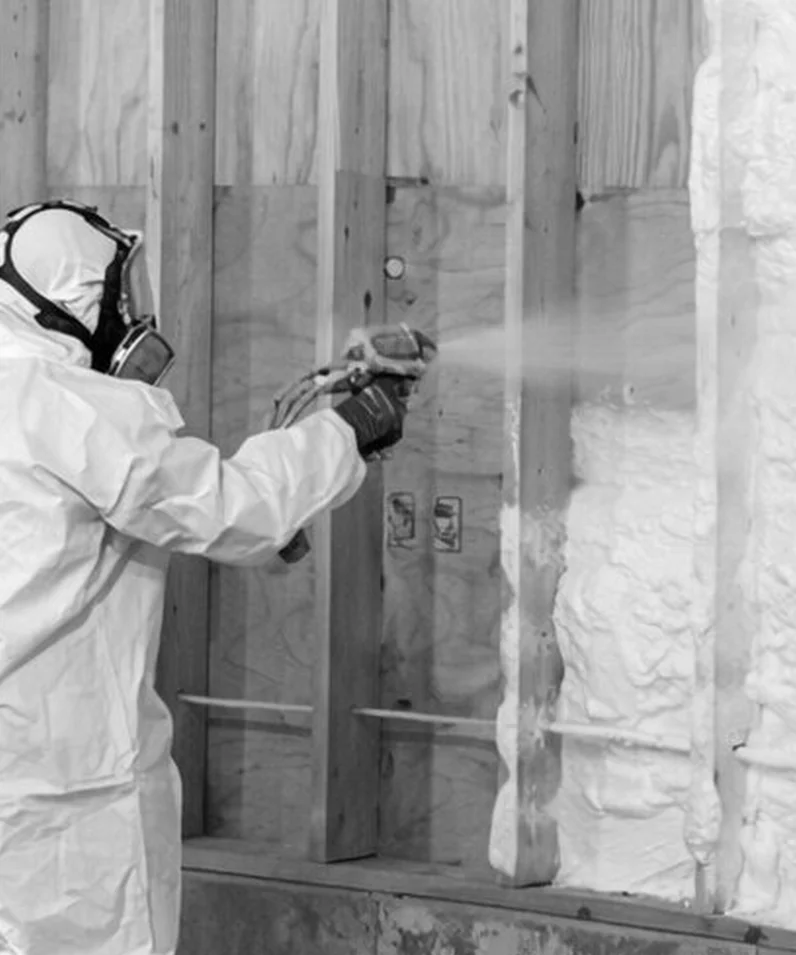 Esprayado de poliuretano sobre estructura de madera