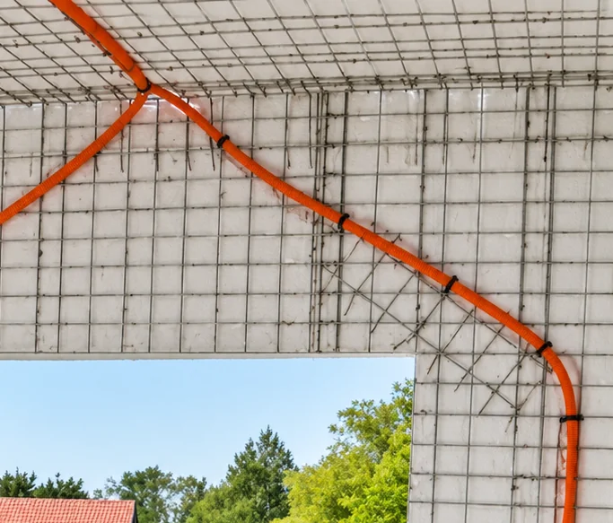 Cañería de instalación eléctrica trazada dentro del panel, antes de la proyección